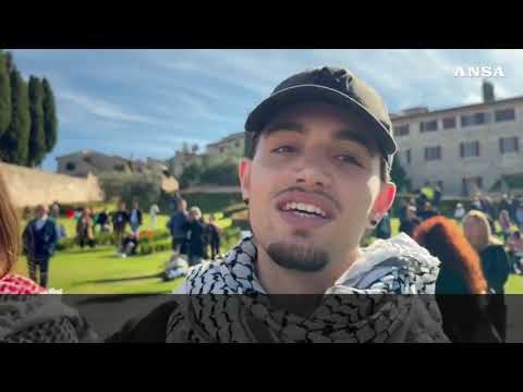 Bandiere della Palestina sul prato davanti alla Basilica di Assisi