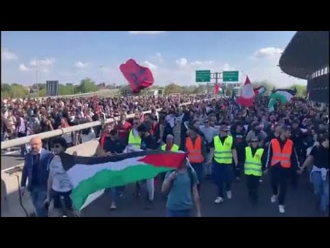 Il fiume di manifestanti che occupa l’autostrada e la tangenziale