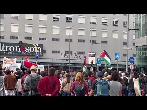 Milano, la protesta dei proPal in piazzale Loreto: e c’è chi «graffita» i palazzi