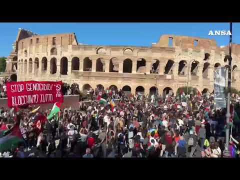Palestina, corteo sfila al Colosseo cantando “Bella ciao”
