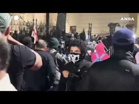 Voto locale in Georgia, manifestanti tentano di entrare nel palazzo presidenziale