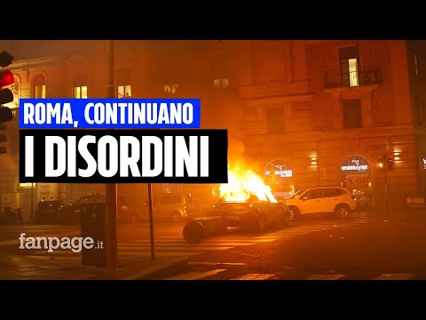 Roma, ancora disordini dopo la manifestazione per Gaza: un’auto e cassonetti in fiamme