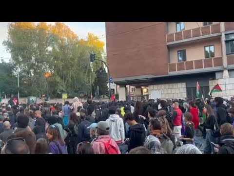 Manifestazione ProPal, anarchici incappucciati: tensione a fine corteo