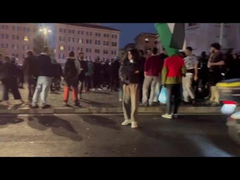 Corteo ProPal, anarchici fermati dalla polizia: idranti in azione