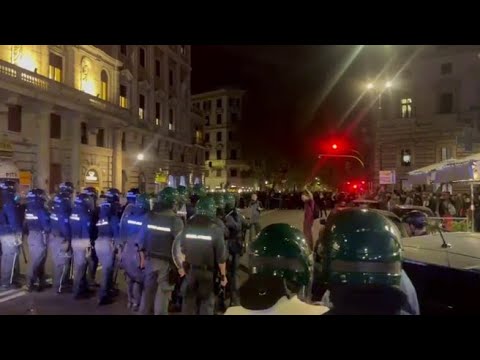 Anarchici in azione, polizia schierata in via dello Statuto