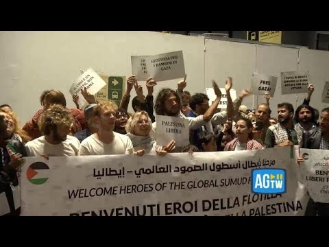 Gli attivisti della Flotilla arrivano a Malpensa in tuta grigia e numerati