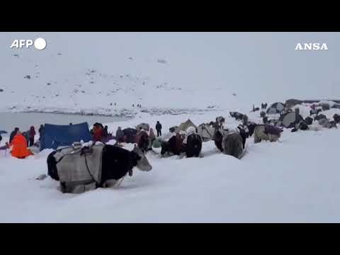 Bufera di neve sull’Everest, le operazioni per evacuare centinaia di escursionisti bloccati
