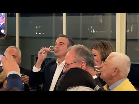 «Chi ci crede vince!»: Forza Italia festeggia Occhiuto con brindisi, cori e il motto di Berlusconi