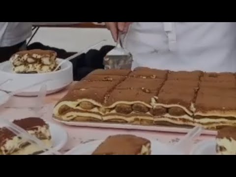Tiramisù day a Treviso, la pioggia non ferma i golosi: servite diecimila porzioni