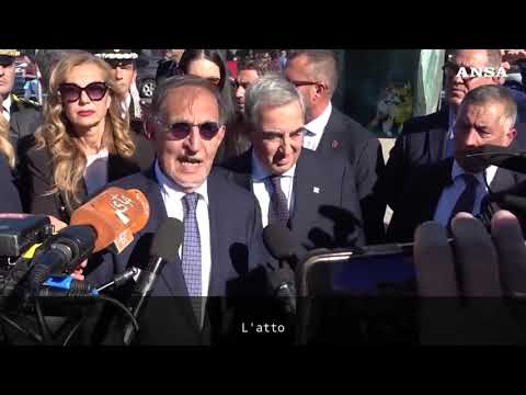 La Russa rende omaggio alla statua di Wojtyla: “Scritta ignobile”