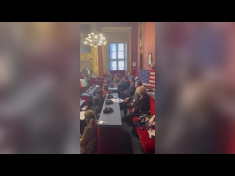 Bandiere in Consiglio comunale a Torino: bagarre e seduta sospesa