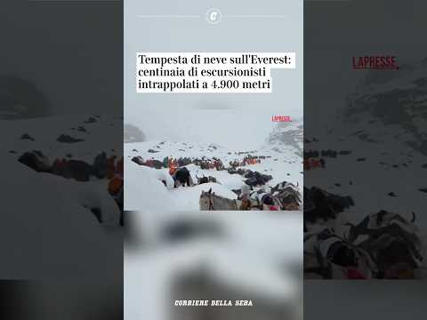 Tempesta di neve sull’Everest: centinaia di escursionisti intrappolati a 4900 metri #shorts #news