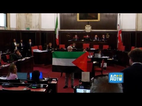 Milano, Monguzzi espone la bandiera della Palestina in consiglio comunale