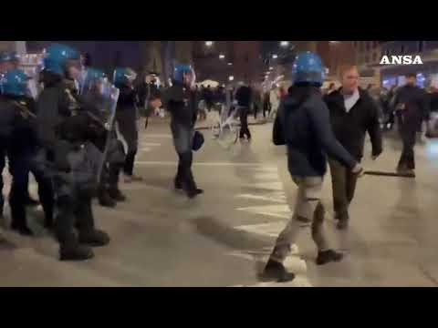 Centinaia di manifestanti a Bologna per il 7 ottobre, scontri con la polizia