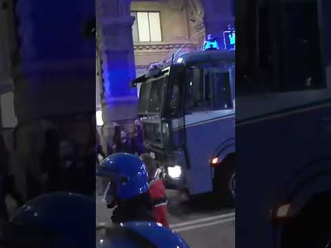 Bologna, cariche alleggerimento polizia, manifestanti indietreggiano