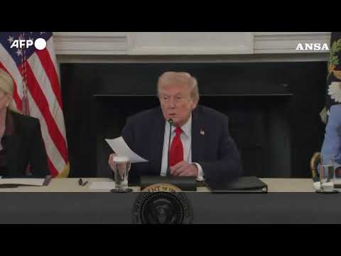 Gaza, il momento in cui Rubio consegna a Trump un biglietto sull’accordo di tregua