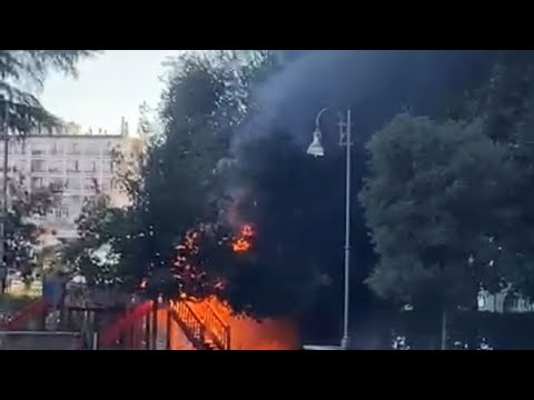 Napoli, vandali appiccano il fuoco alle giostre del corso Vittorio Emanuele