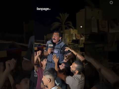 Gioia a Gaza dopo l’annuncio dell’accordo di pace: un giornalista viene preso in spalla durante la d
