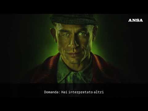 Charlie Hunnam e’ Ed Gein nella serie Netflix “Monster”