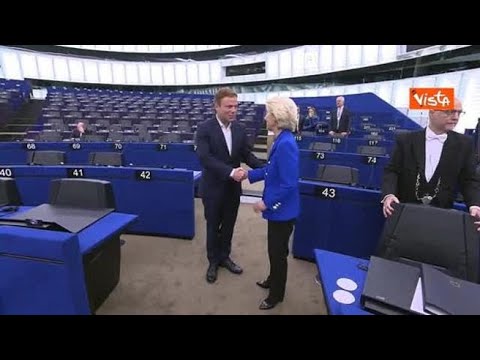 Auguri, abbracci e regali per il compleanno di von der Leyen dagli Eurodeputati a Strasburgo