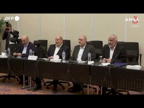 Gaza, accordo Israele-Hamas sul cessate il fuoco: le delegazioni nella sala negoziale