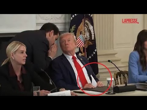 Il momento in cui Trump riceve un biglietto da Rubio e annuncia: «Accordo vicino in Medio Oriente»