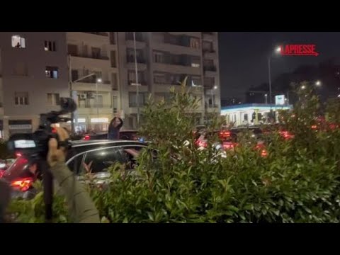 Gaza, corteo pro Pal a Milano: alcuni automobilisti applaudono i manifestanti