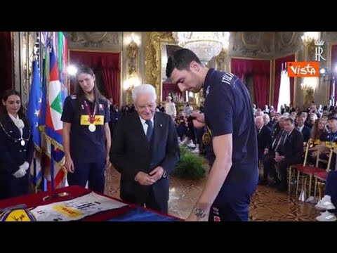 Mattarella riceve Italvolley, per lui in dono medaglie, pallone e magliette autografate