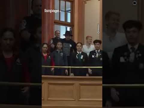 Deputata Maori esegue l’haka in Parlamento per celebrare la sua elezione: seduta sospesa