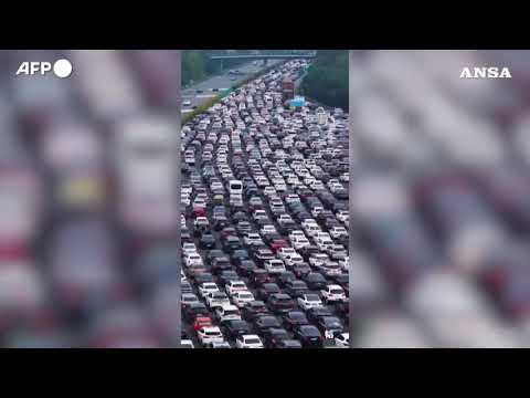 Chilometri di veicoli in coda al casello autostradale piu’ grande della Cina