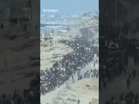 Le lunghe code di palestinesi che tornano nel nord di Gaza dopo l’inizio del cessate il fuoco