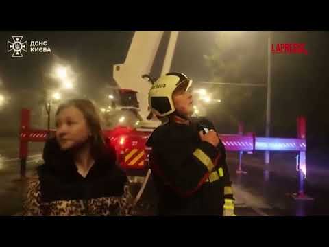 Il video dei raid russi nella notte su Kiev: blackout nella capitale