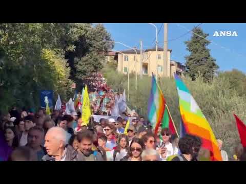 Il popolo della pace in marcia, folla e bandiere alla PerugiAssisi