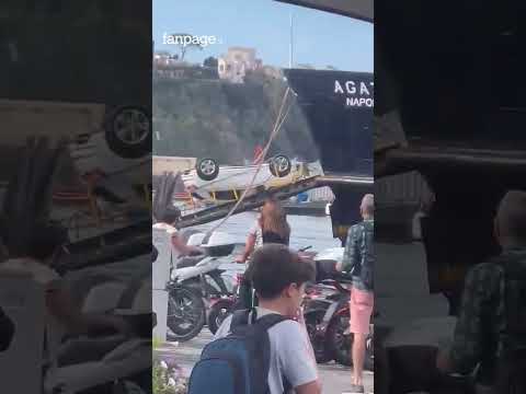 Si ribaltano con l’auto mentre scendono dal traghetto: paura a Procida