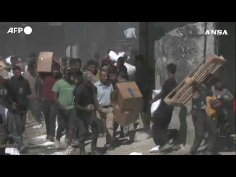 A Khan Yunis camion di aiuti presi d’assalto dai palestinesi, mentre il cessate il fuoco regge