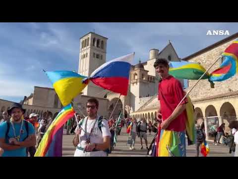 Bandiera della Palestina e Israele unite, la conclusione della Marcia della pace Assisi