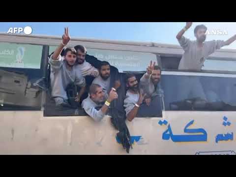 Gaza, autobus carichi di palestinesi liberati da Israele arrivano a Khan Yunis