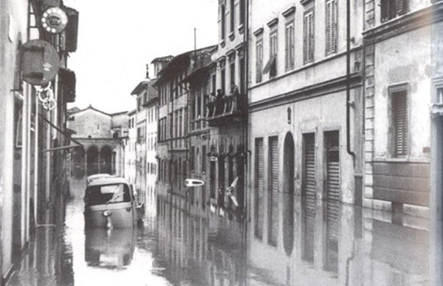 A 60 anni dall’alluvione di Firenze – I carri armati sovietici in Ungheria – Il battesimo di Rai 2