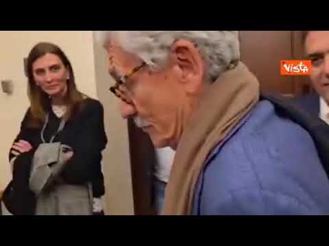 Chiedono a D’Alema se la Roma vincerà lo scudetto, lui fa un gesto scaramantico: «Madonna ragazzi..»