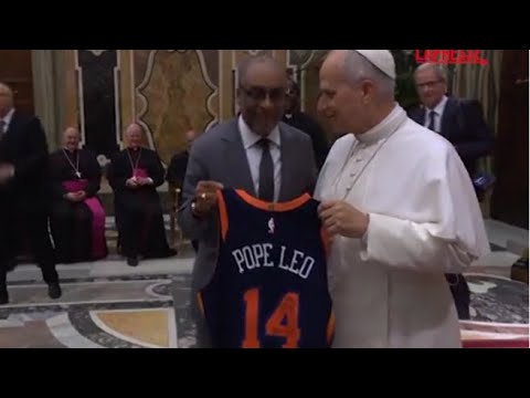Papa Leone XIV incontra il mondo del cinema, Spike Lee gli regala la magia dei New York Knicks