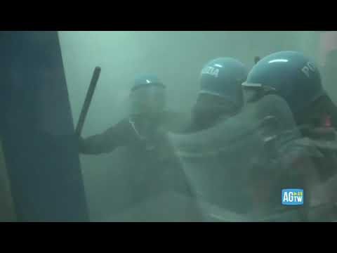 Estintori aperti e fumogeni: i momenti di tensione dentro il palazzo di Città Metropolitana a Torino