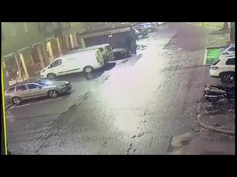 Ranica, il video dei ladri che fanno saltare il bancomat e la corsa del complice