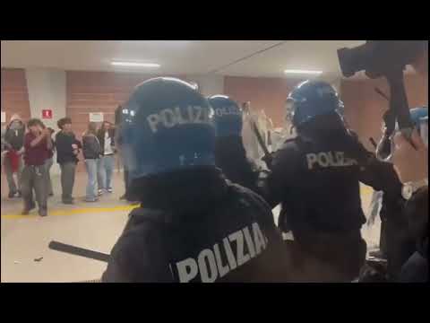 Corteo per il No Meloni Day a Torino, gruppo di manifestanti invade gli uffici di Città Metropoli…