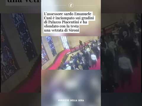 L’assessore sardo Emanuele Cani inciampa sui gradini e sfonda con la testa una vetrata di Sironi