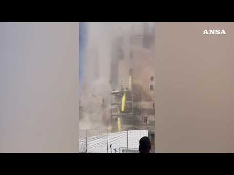 Polvere e detriti, il momento del crollo di parte della Torre dei Conti a Roma