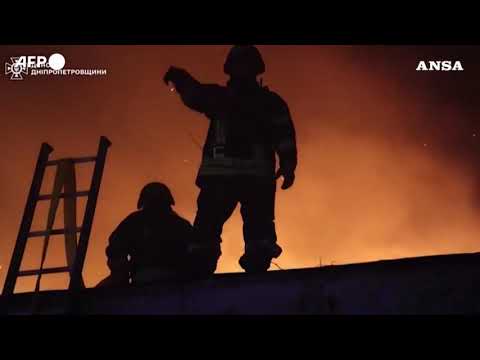 Ucraina, squadre di emergenza intervengono dopo gli attacchi di droni russi