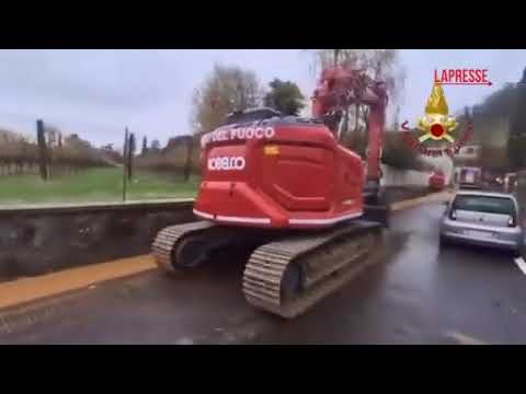 Crollano tre case a Cormons, nel Goriziano: le ruspe dei vigili del fuoco scavano tra le macerie