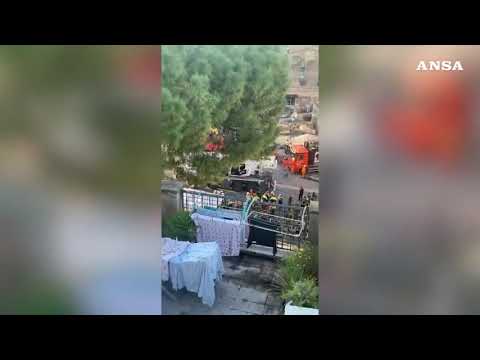 Crollo ai Fori, i Vigili del fuoco estraggono i detriti