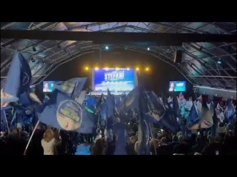 Chiusura campagna elettorale del centrodestra: tripudio di bandiere al Geox