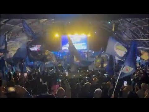 L’ingresso di Giorgia Meloni al Geox: applausi infiniti